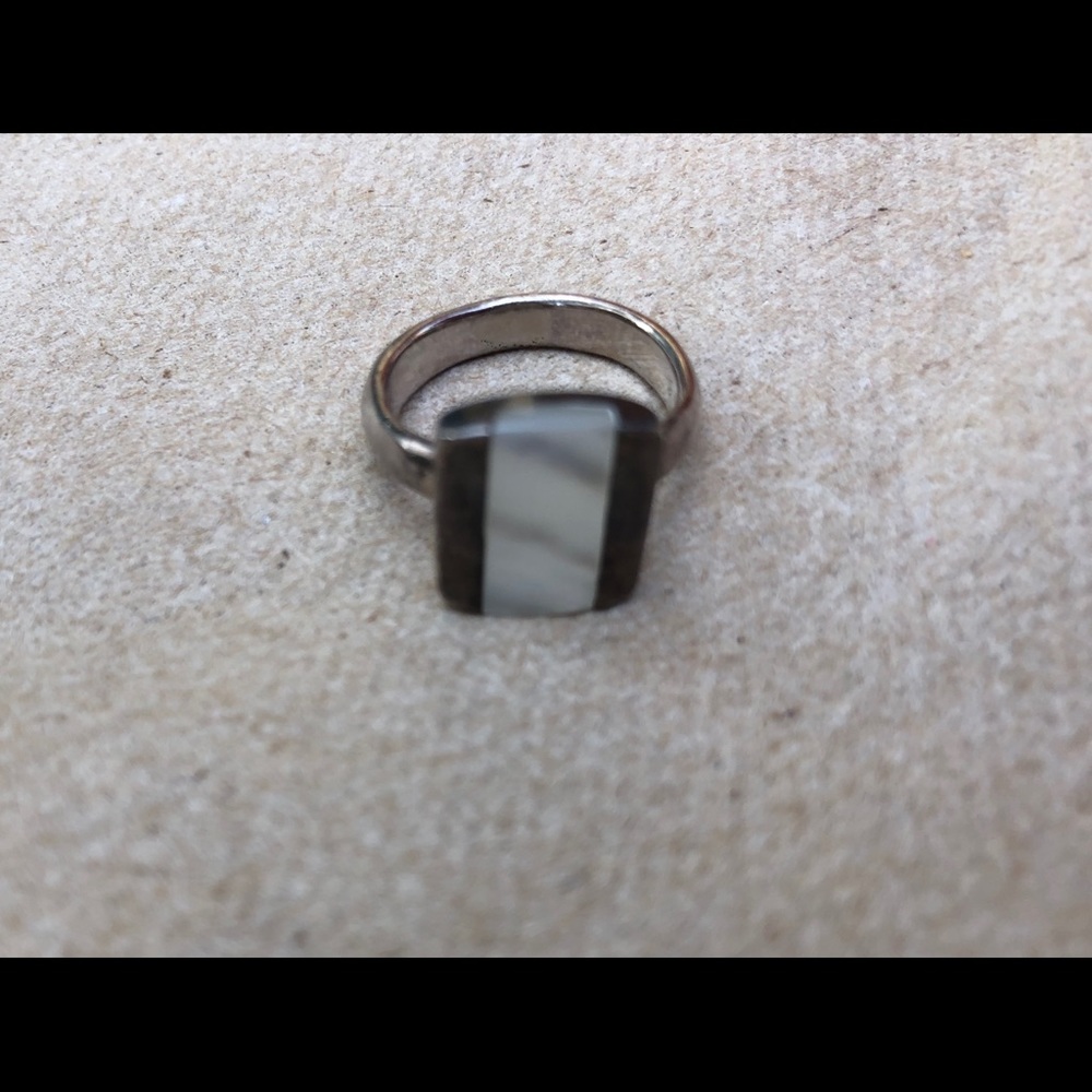 Sterling Silver ring with mother of pearl stone - Picture 3 of 4